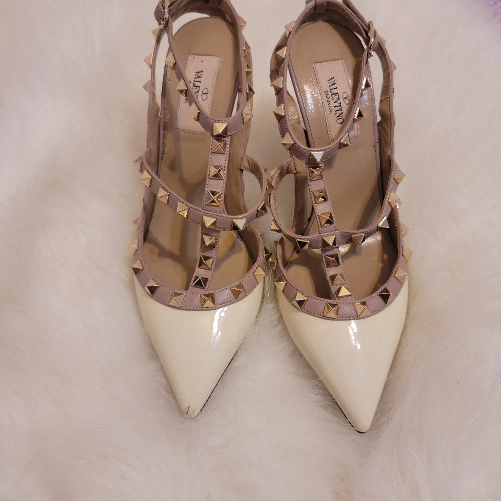 *SOLD* 💯 Authentic Valentino Garavani Rockstud